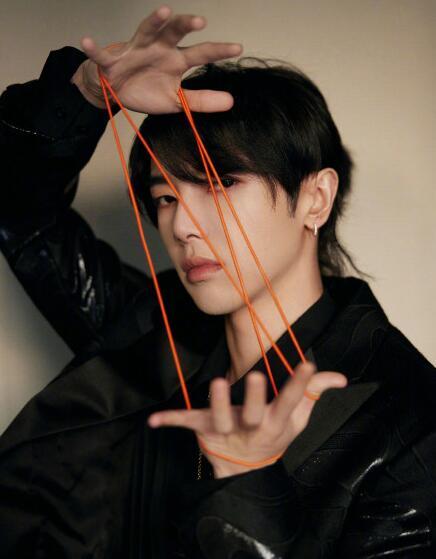 华晨宇黑西装写真曝光 手翻花绳酷炫十足