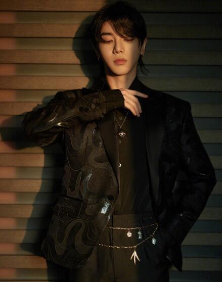 华晨宇黑西装写真曝光 手翻花绳酷炫十足