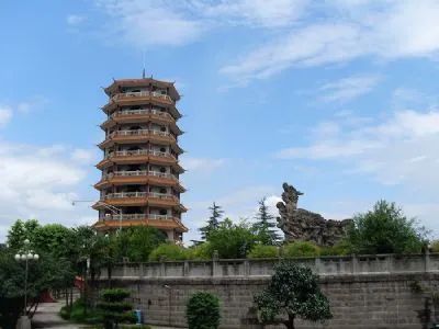 宝箴塞位于四川省广安市武胜县宝箴塞镇方家沟村,距武胜县城25公里