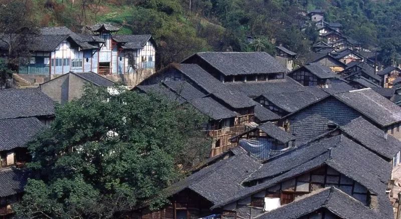 沿口古镇沿口古镇始建于宋代,现多为明清建筑,曾为县治所在地.
