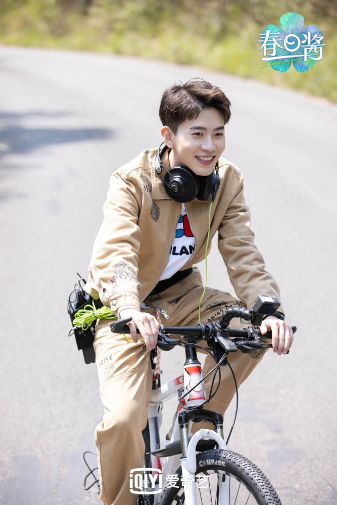 春日酱费启鸣表情包上线姚弛牛超上演厨神之争