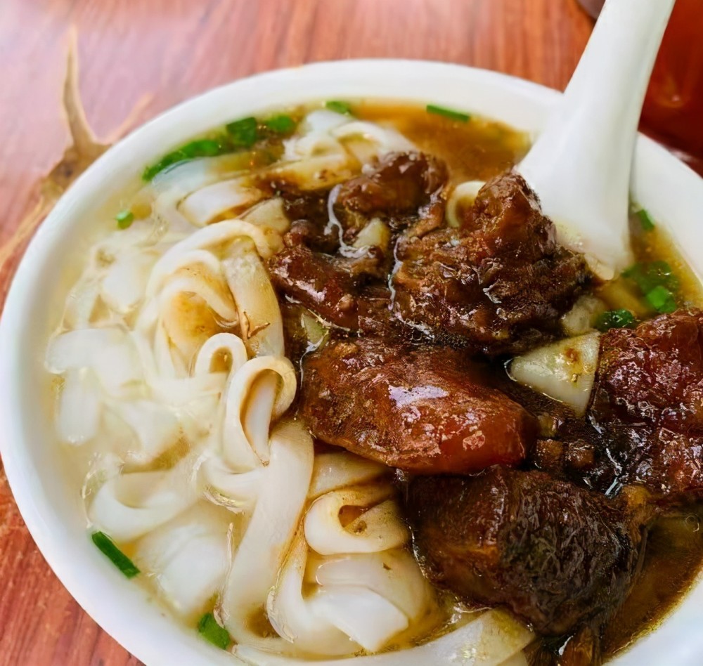 广州这家脏乱差的牛腩粉,态度凶得不得了,街坊还是扎堆来吃