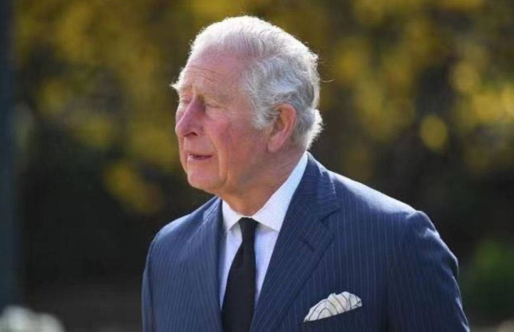 查尔斯悼念菲利普亲王和卡米拉悲伤得双双落泪抹泪画面太伤感