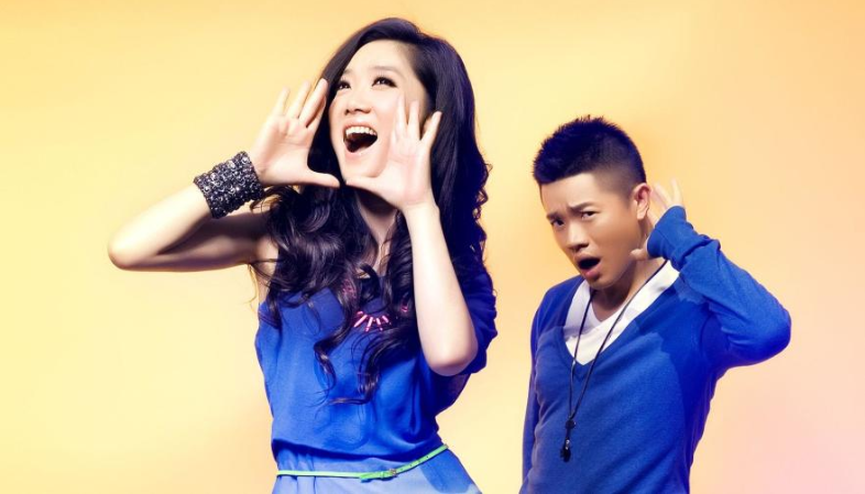 2005年,凤凰传奇正式出道,玲花与曾毅曾是师生的关系,曾毅很是欣赏