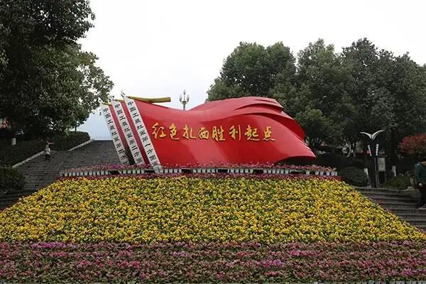 高铁只要4小时就从昆明到达威信,流光溢彩流水潺潺的扎西老街即使在夜