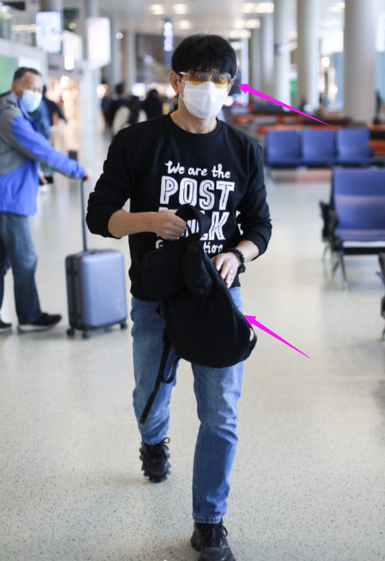 50岁吴奇隆打扮少年气足侧脸像极刘德华身板壮硕身上肌肉抢眼