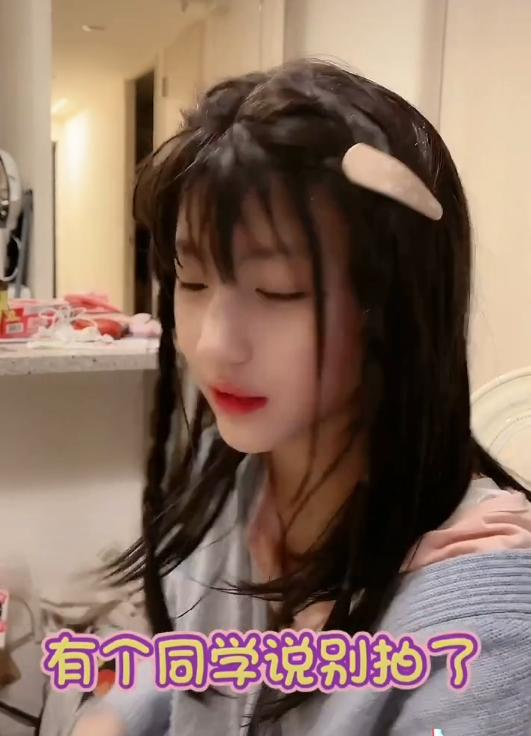 4月15号,千雅在视频中谈及这件事脸上满满都是委屈,千雅妈妈却疑惑问