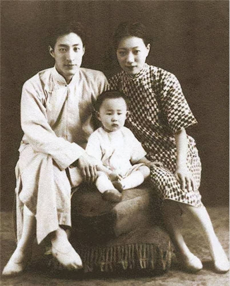 女作家艾米丽,两人之间有共同的兴趣,而艾米丽也有妻子那般美丽的容颜