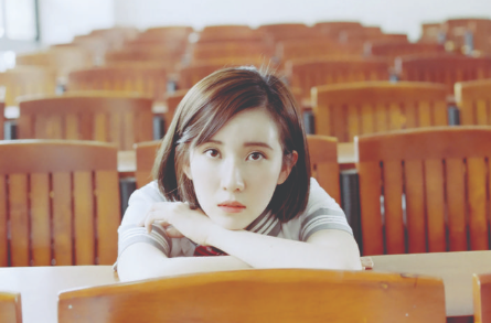 靳芊芊《生机》靳芊芊海报"发现一位宝藏女孩""靳芊