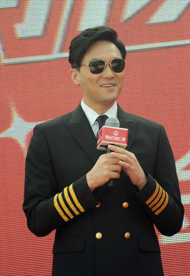 张智霖穿机长装太帅了英姿飒爽线条硬朗实打实的潇洒型男