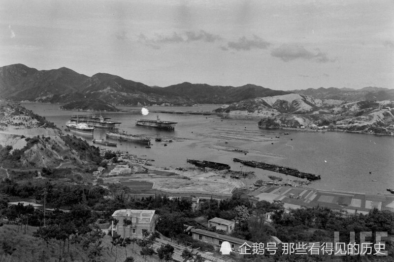 1960年,香港,港灣李停泊著數艘船隻,其中還有美國的航空母艦.