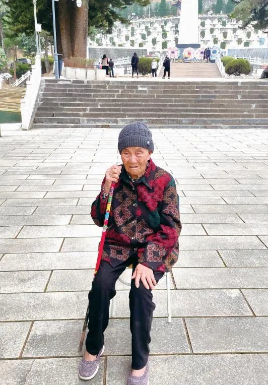 亲吻烈士儿子墓碑的106岁母亲养个孩子要善良