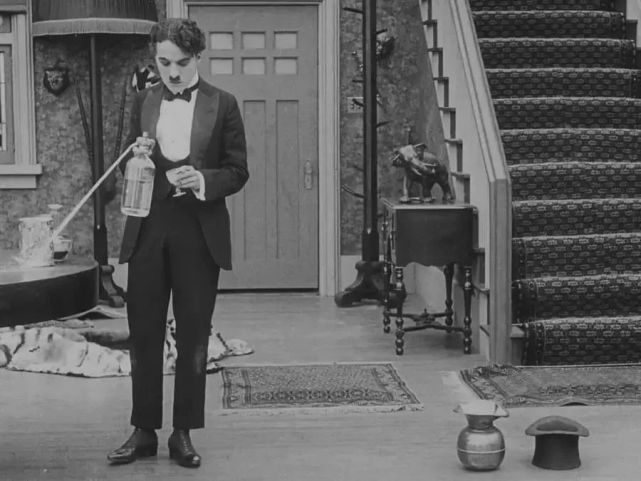 查理·卓别林:表现性身体,喜剧风格与现代性力量