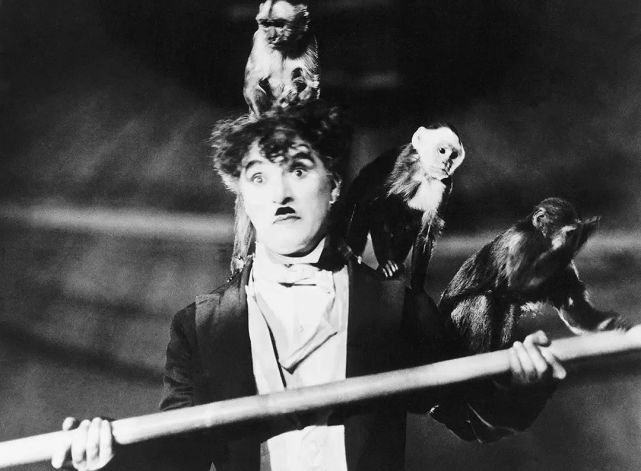 《马戏团》剧照当卓别林明确地模仿了这台机器的时候,他就不太像