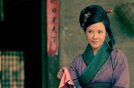 孙二娘的结局也是比较悲惨,随宋江征讨方腊时,孙二娘被杜微飞刀打中