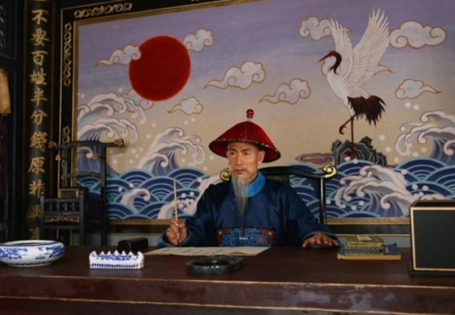 他命好,父亲是朝廷官员,因此