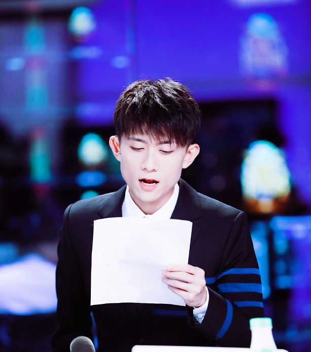 关晓彤,范丞丞等人拍戏路透,并附文写到:"张一山,南艺的雪糕也好吃呀"