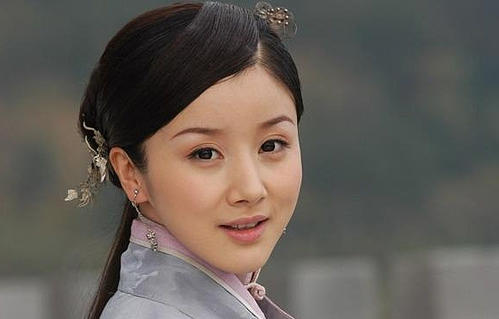 董小宛名白,号青莲,名号都是缘于她对于李白李青莲的仰慕.