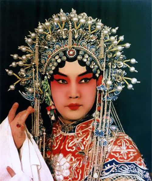 14岁那年,京剧演员李多奎就看中了他,并且把他介绍给京剧旦角李凌枫