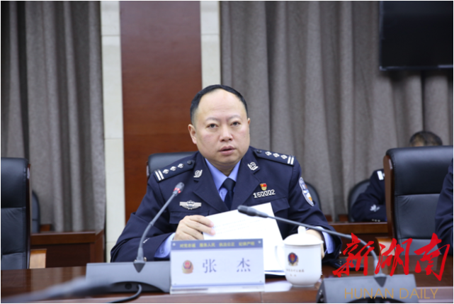 湘西土家族苗族自治州公安局党委副书记,常务副局长张杰主持召开州