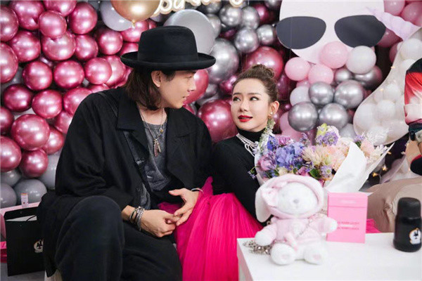 戚薇李承铉一家三口同游迪士尼,6岁lucky活泼可爱,夫妻感情甜蜜