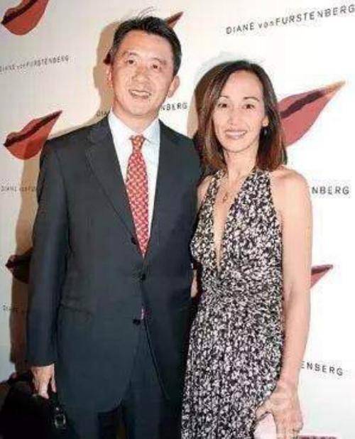 没有之前那么风情万种了.和老公一比,感觉她老公瞬间年轻了不少.