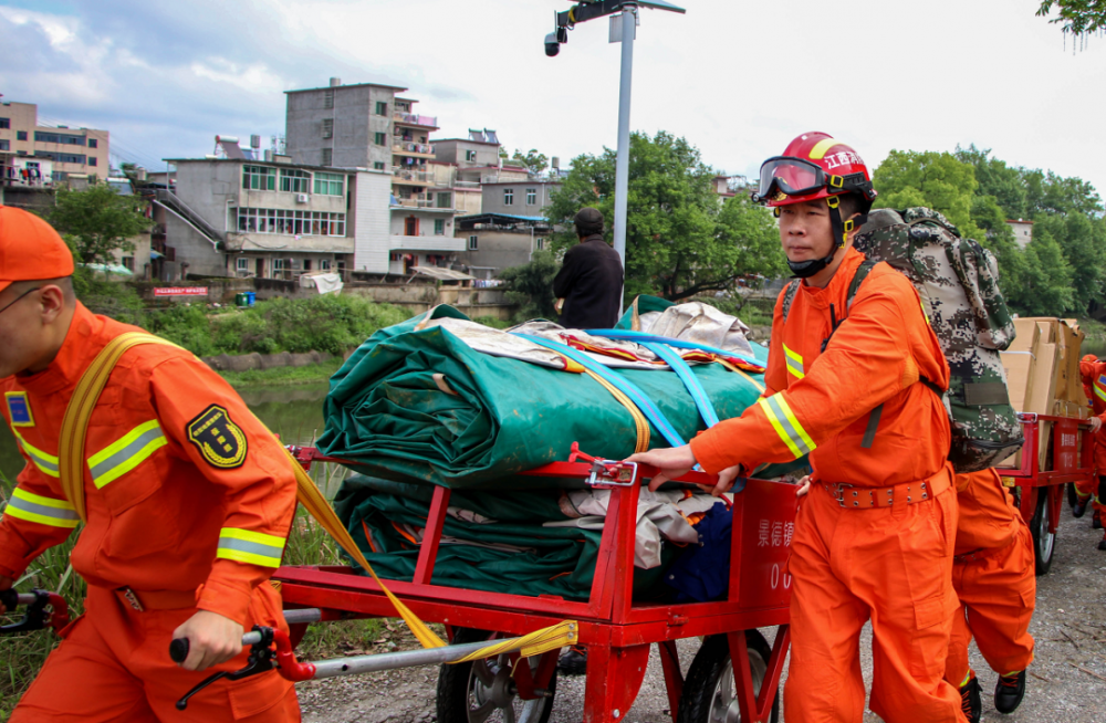 13日9點00分,共60名指戰員,17車攜帶2300餘件器材裝備在臘麗山路消防