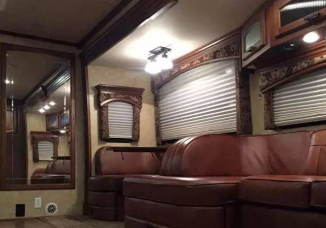 成龙500万的座驾,车长12米洗车要搭梯子,号称"行走的别墅"