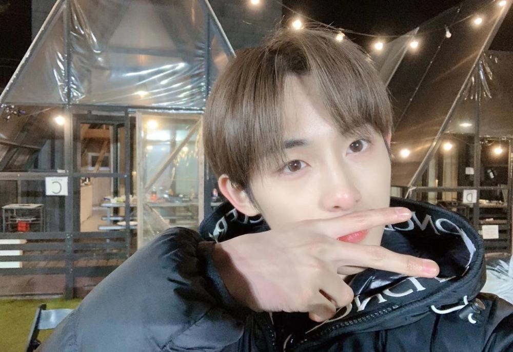 董思成深夜与两美女同行疑似高中同学聚会抽烟手法很娴熟