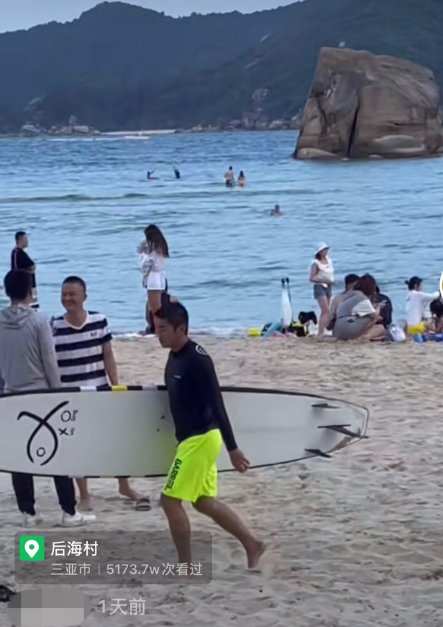 霍思燕夫妇现身三亚女方无惧身材发福仍打扮清凉杜江晒黑明显