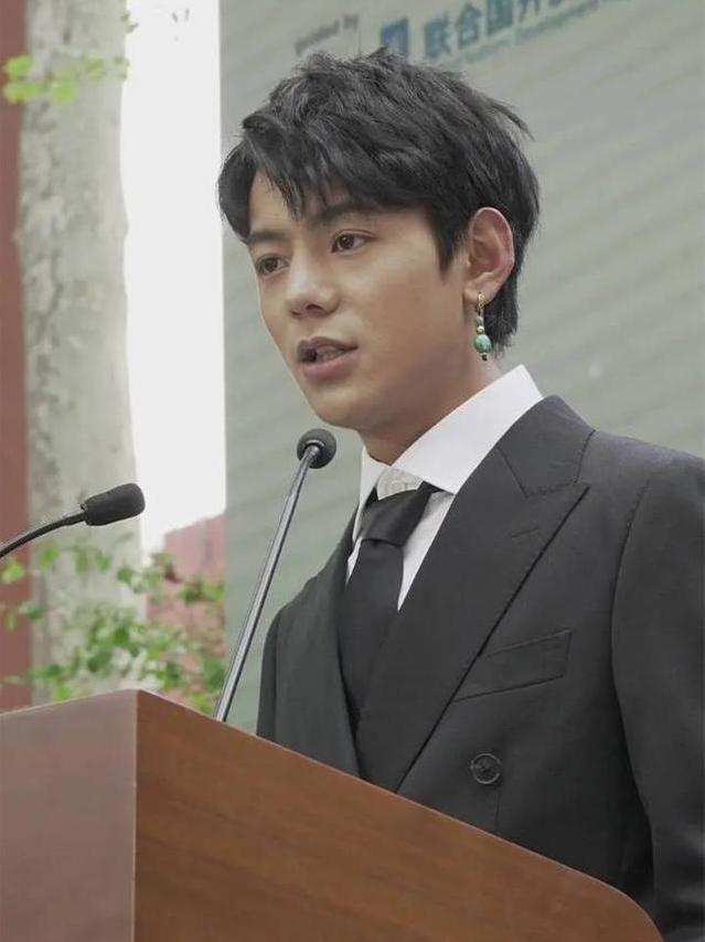 丁真受邀参加联合国演讲!首穿西装笔挺又帅气,换发型后不输明星
