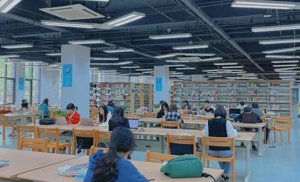 人流似乎变得更少了因为天气的原因以往安静的图书馆避免不小心滑倒哦