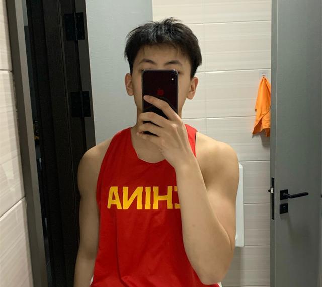 目测要火,这名19岁"帅哥"竟然是中国女篮队员!_腾讯新闻