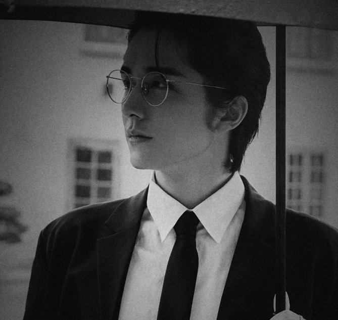 张新成《默读》首曝路透,服化道,状态均高度贴合费渡_腾讯新闻