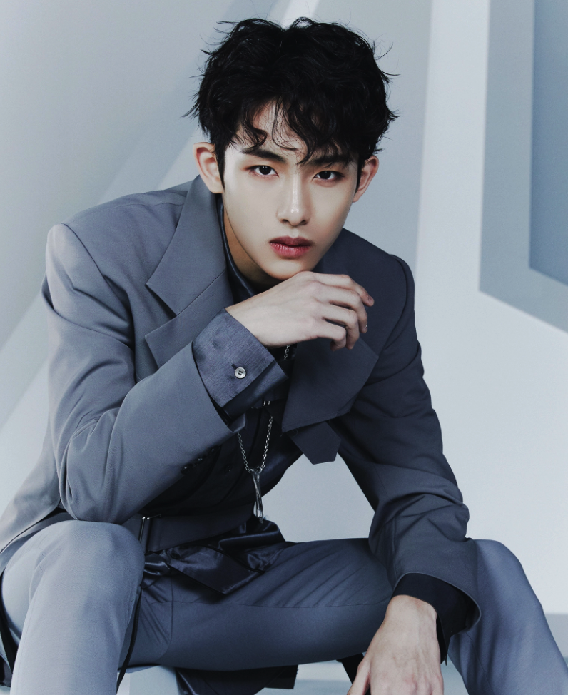 23岁董思成人设崩塌深夜获两辣妹陪玩车停路中间吞云吐雾