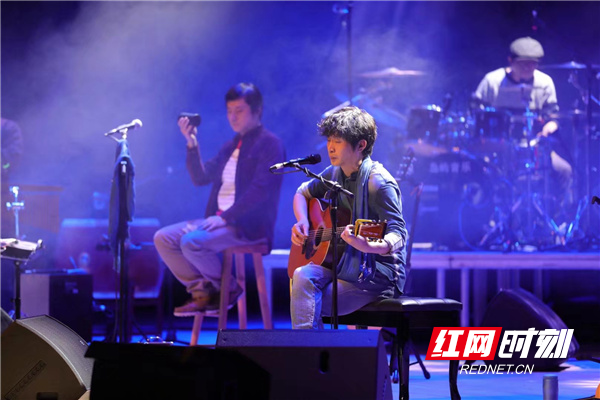 不但特别邀请来自北京的阿吉亚斯乐队,还有骑士游乐团,唐唯与乐队,药