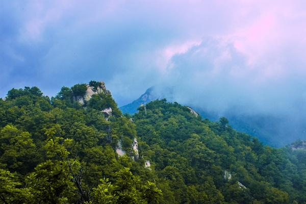 登上頂峰,堯山景區以及中原大佛都可看到.