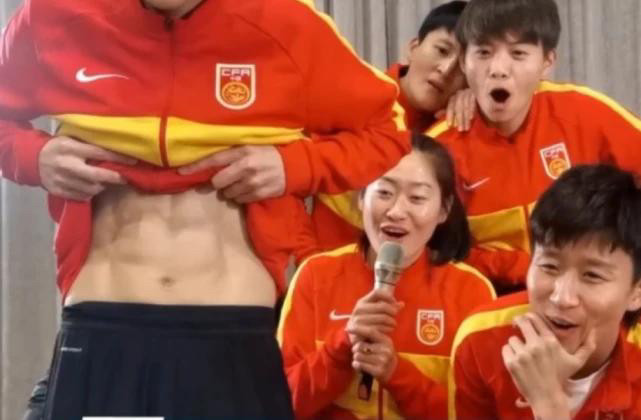 中国女足直播秀腹肌引发队友尖叫男足惭愧不已