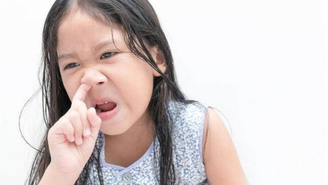 总爱挖鼻孔的孩子长大后有3种后果可能显现父母别忽视