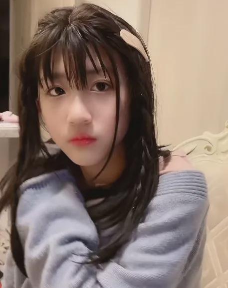 然而心理医生的治疗并没有改善千雅的状况,她逐渐发展为拔睫毛,网友也