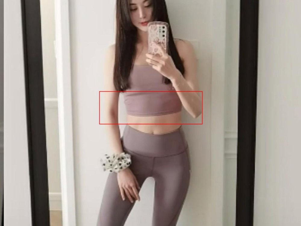 甘露穿健身内衣露细腰,裤子太紧勒出尴尬痕迹,胸下肋骨突出明显