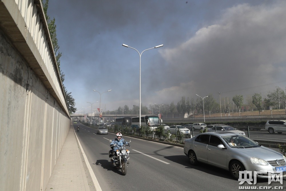 直击北京南四环起火警情 消防指战员全力处置