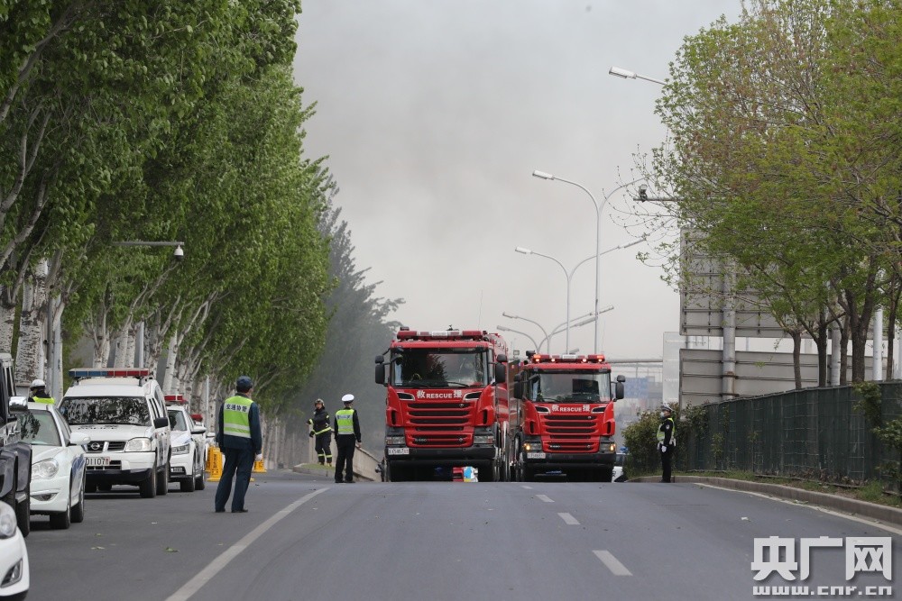 直击北京南四环起火警情 消防指战员全力处置