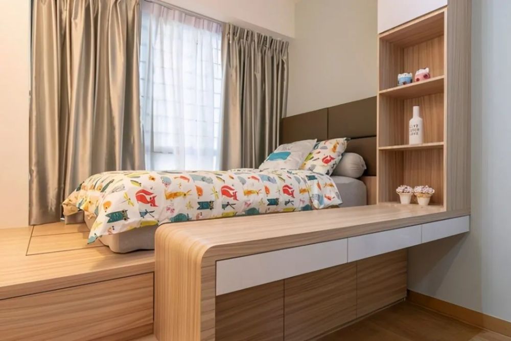 儿童房就8㎡,早不打常规榻榻米了,床边靠墙抬高70cm,一桌能2用