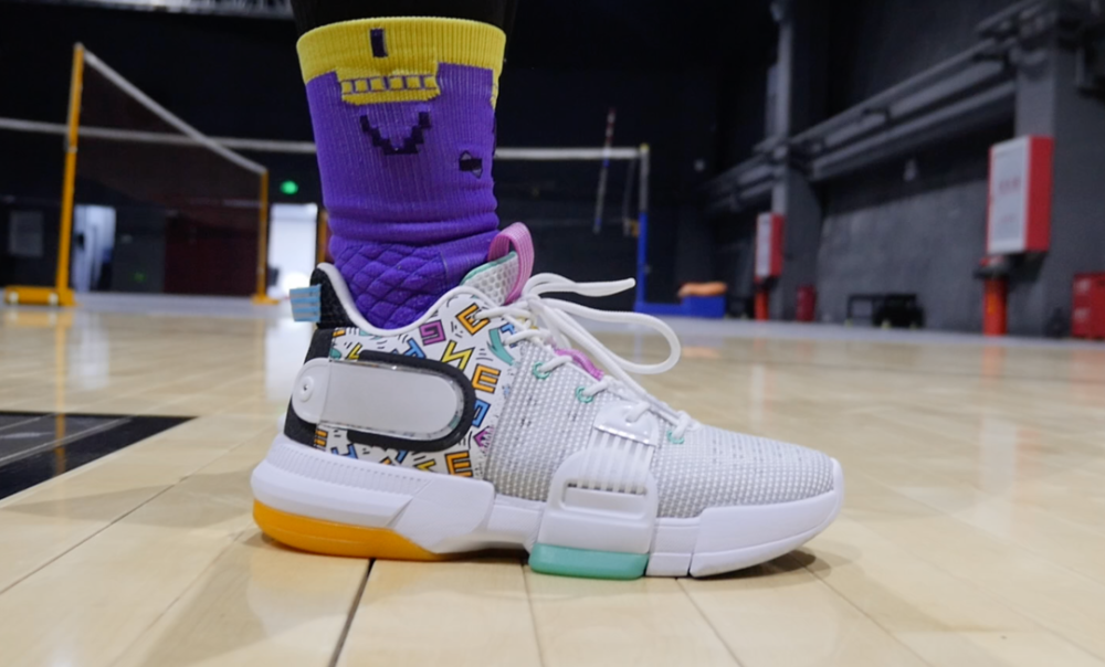 安踏-轻狂2代,绝对是今年夏天最值得推荐的一双鞋.