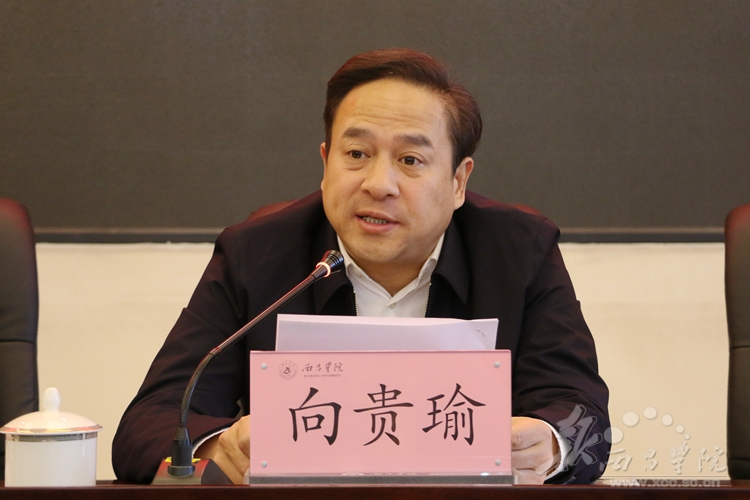 向贵瑜(资料图) 2016年,向贵瑜任南充市政府党组成员,市扶贫和移民