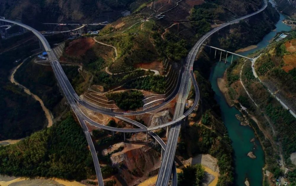 配合抓好峨石红高速公路建设,加快推进红河至绿春高速公路前期工作