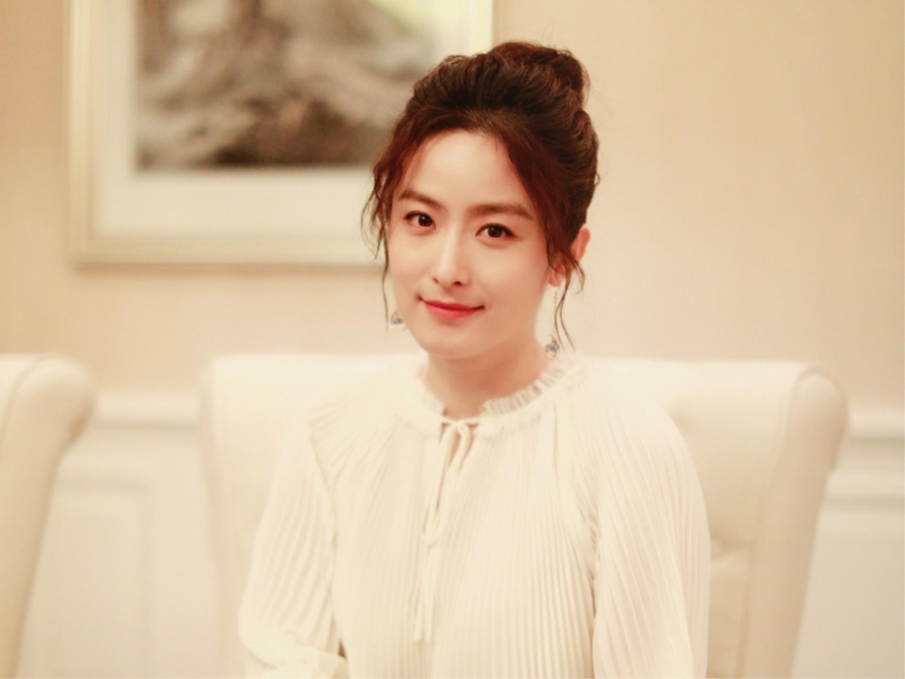 她长相清纯出道多年不温不火如今37岁主演金色索玛花获赞