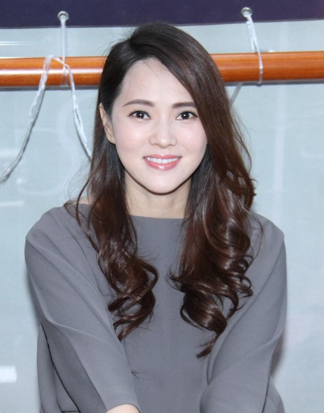 伊能静看着可不像是年过半百的抱着老艺术家时笑的比蜜还甜