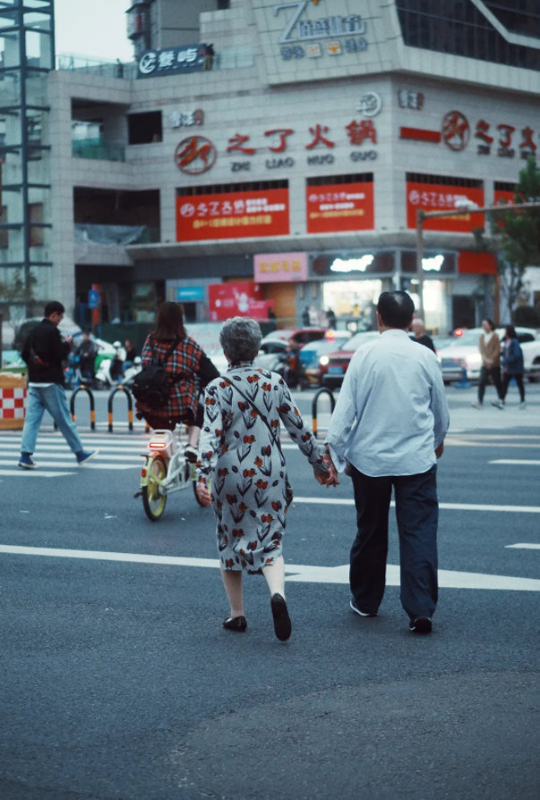 不羡慕街头热恋的情侣只羡慕牵手漫步的老人6767
